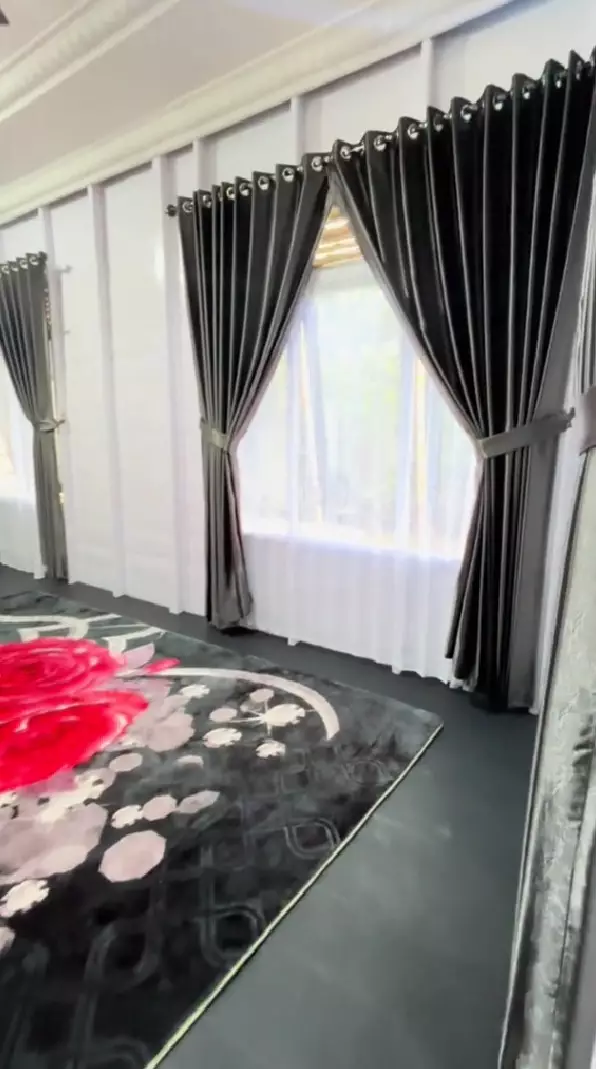 Wanita ini renovasi rumah dinding kayu jadi mewah © TikTok Wanita ini renovasi rumah dinding kayu jadi mewah © TikTok