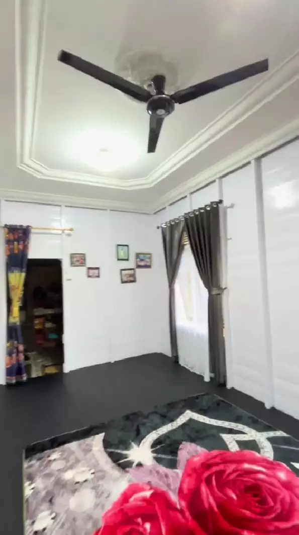 Wanita ini renovasi rumah dinding kayu jadi mewah © TikTok Wanita ini renovasi rumah dinding kayu jadi mewah © TikTok