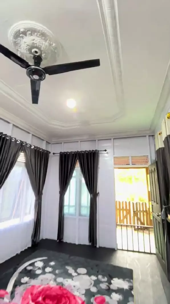 Wanita ini renovasi rumah dinding kayu jadi mewah © TikTok Wanita ini renovasi rumah dinding kayu jadi mewah © TikTok