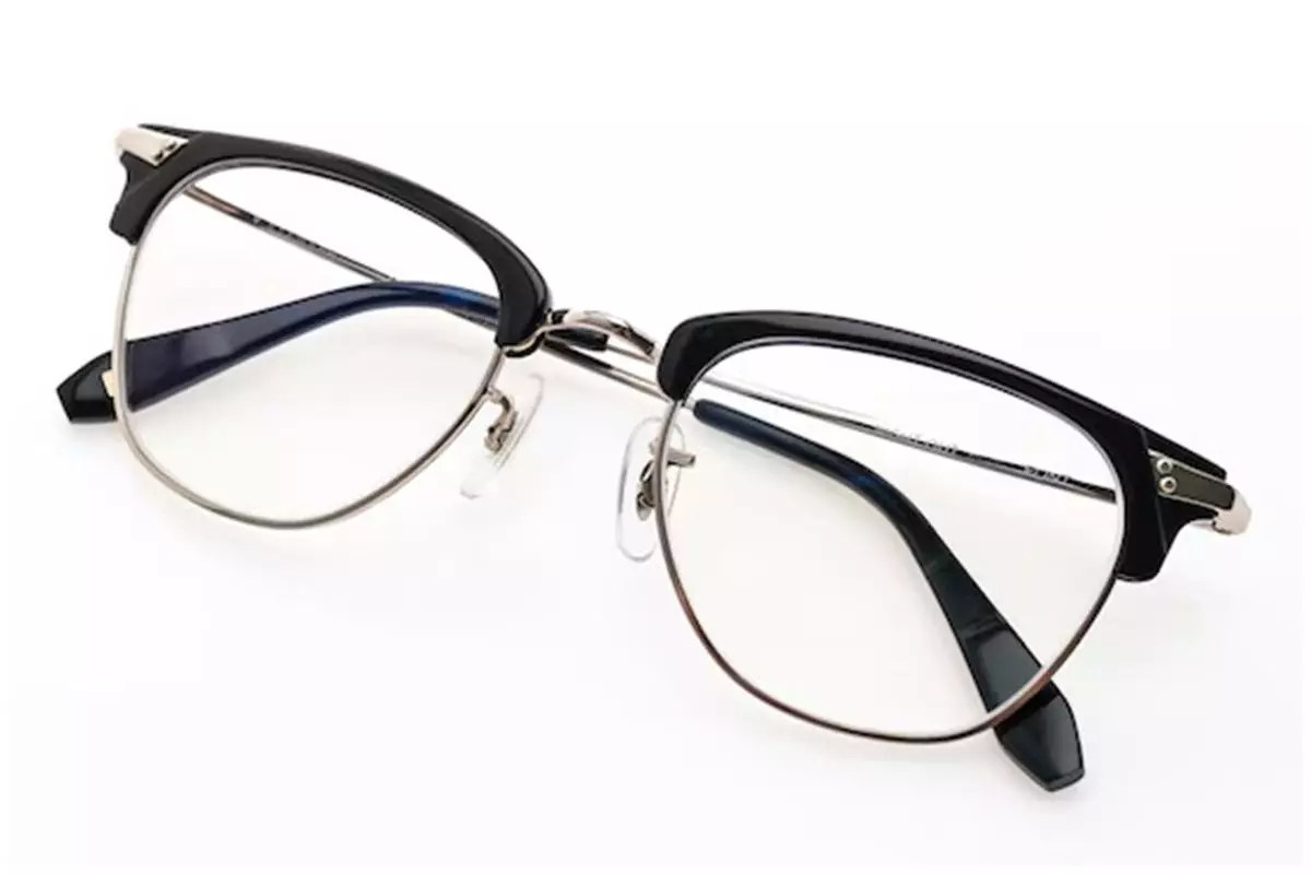 Jangan pakai alkohol, membersihkan kacamata sekarang bisa pakai 4 trik mudah ini