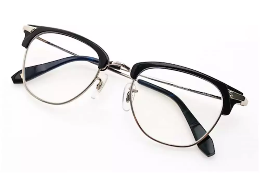 Jangan pakai alkohol, membersihkan kacamata sekarang bisa pakai 4 trik mudah ini freepik