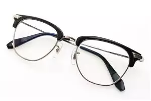 Jangan pakai alkohol, membersihkan kacamata sekarang bisa pakai 4 trik mudah ini