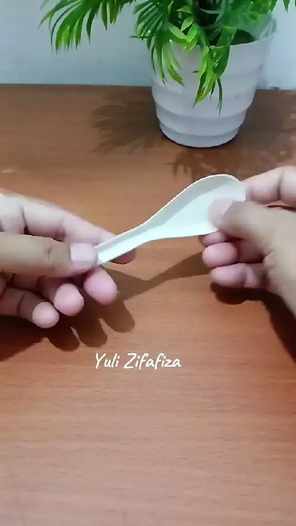 Trik kreatif mengubah sendok plastik bekas © YouTube Trik kreatif mengubah sendok plastik bekas © YouTube