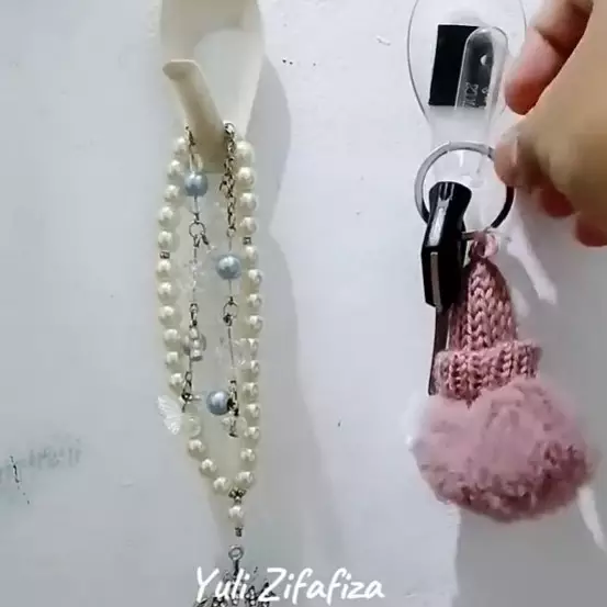 Trik kreatif mengubah sendok plastik bekas jadi gantungan, sekarang jadi lebih estetik dan rapi