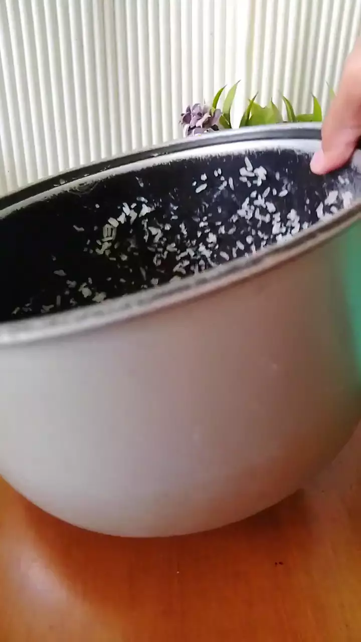 Trik aman bersihkan kerak di panci rice cooker, sekarang tak lagi merusak lapisan antigores berbagai sumber