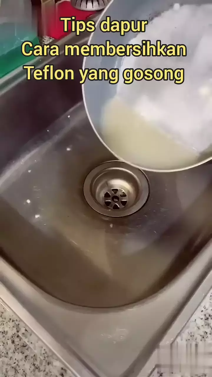 Trik menghilangkan kerak gosong di teflon sekarang pakai 1 bahan sederhana, noda membandel auto enyah berbagai sumber