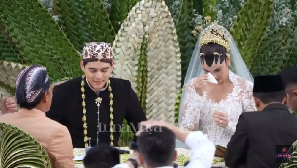 akad nikah Luna Maya dan Maxime Bouttier © YouTube