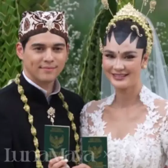13 Momen akad nikah Luna Maya dan Maxime Bouttier digelar intimate di Bali, nominal maharnya unik