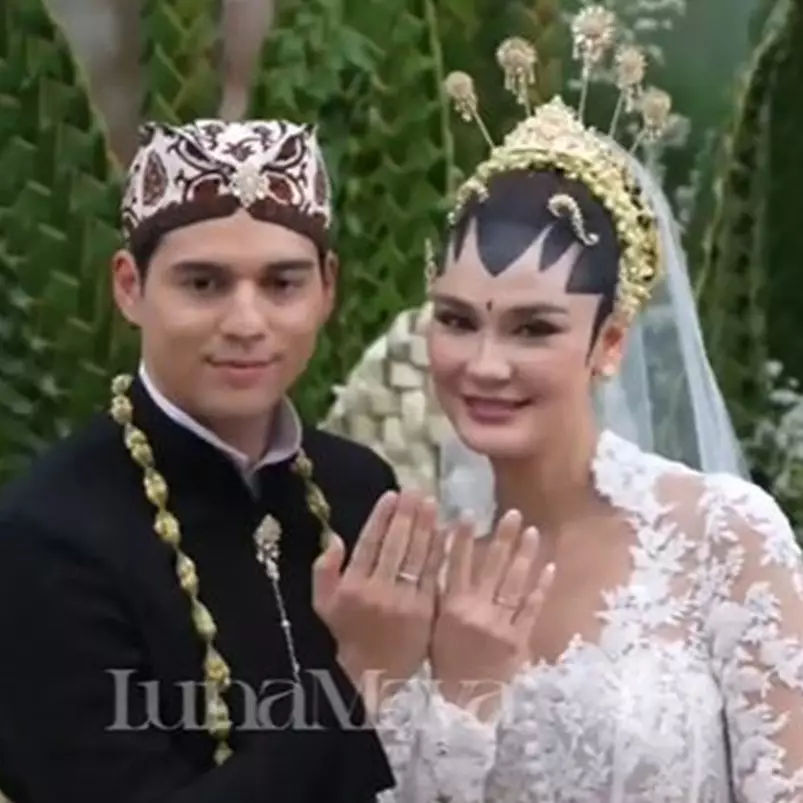 Hanya undang sahabat dekat, ini potret 9 seleb hadiri akad nikah Luna Maya dan Maxime Bouttier