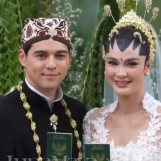 Lepas masa lajang di usia 40-an, ini momen bahagia pernikahan pertama 5 seleb cantik