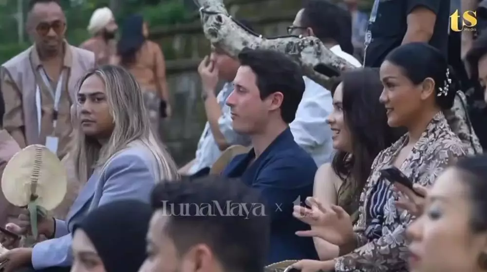 Steffi Zamora terciduk gandeng Nino Fernandez © TikTok