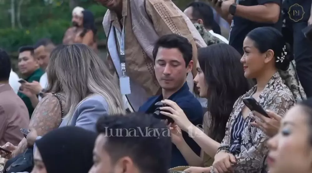 Steffi Zamora terciduk gandeng Nino Fernandez © TikTok