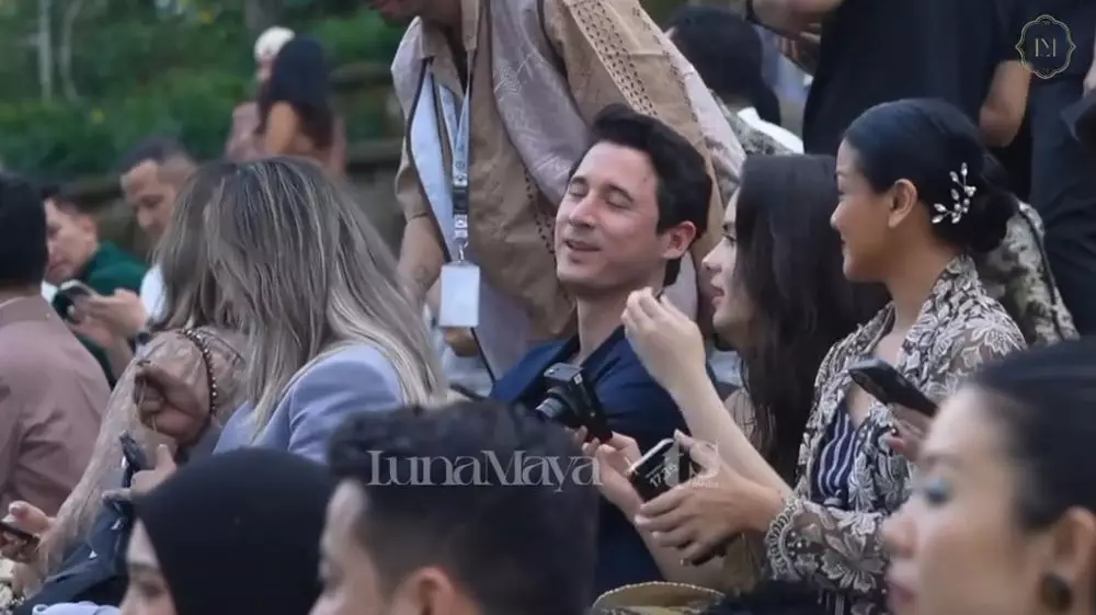 Steffi Zamora terciduk gandeng Nino Fernandez © TikTok