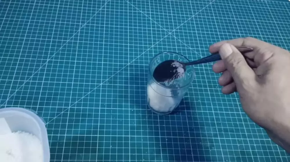 cara bersihkan ban mobil buluk © YouTube