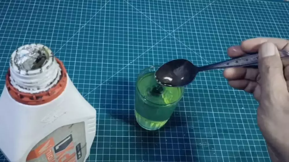 cara bersihkan ban mobil buluk © YouTube