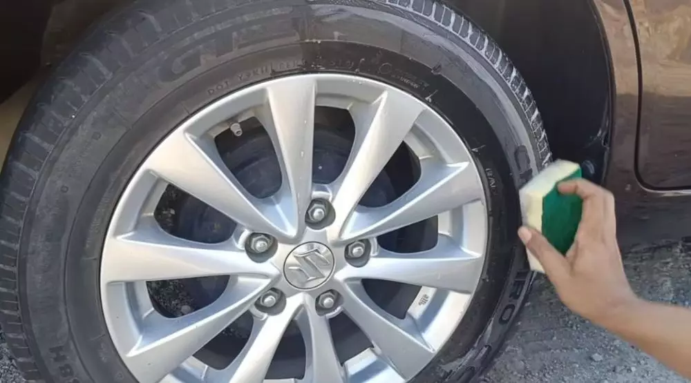 cara bersihkan ban mobil buluk © YouTube