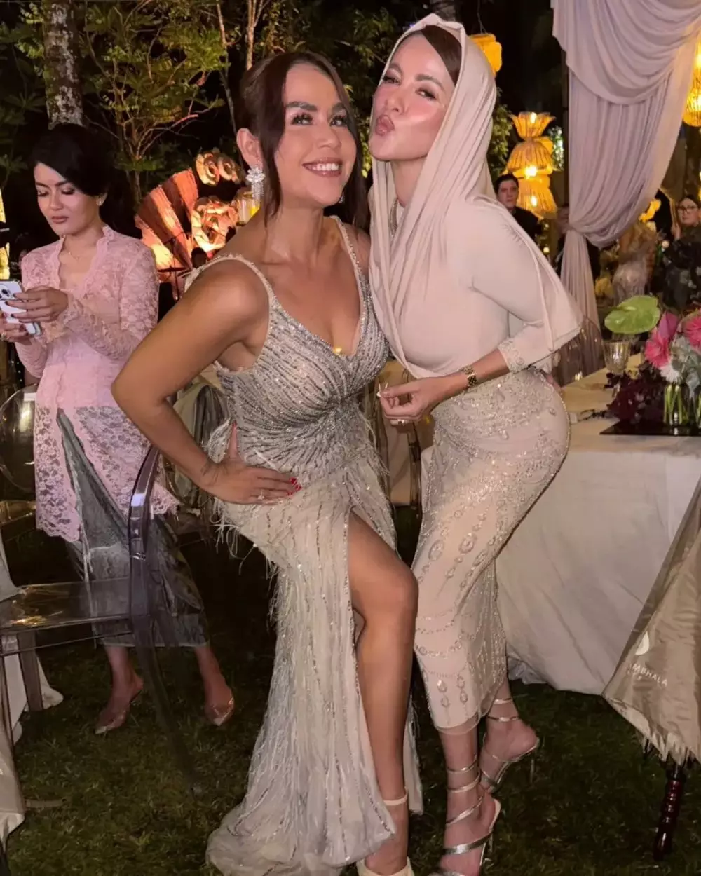 gaya hijab olla ramlan nikahan luna maya  © 2025 brilio.net