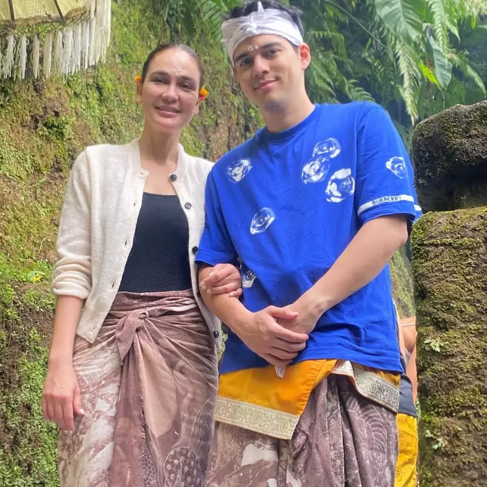 Luna maya dan Maxime pakai kain karya Asri Welas saat melukat, ternyata makna motifnya mengharukan