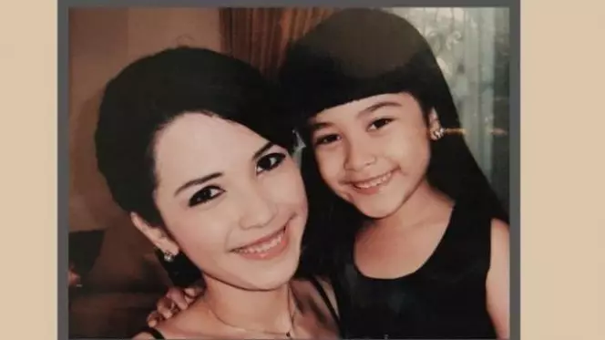 Ashira Zamita Teir foto bareng B.J. Habibie © berbagai sumber