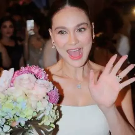 Pakai tali spaghetti, begini kisah dibalik pembuatan gaun Luna Maya yang dibuat hanya hitungan hari