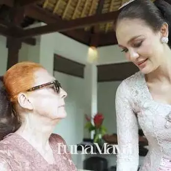 Desa Maya nyaris pakai sandal jepit di acara sang anak, ini cerita Luna Maya bujuk ibunya pakai heels