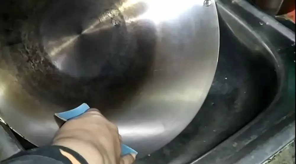 cara membersihkan wajan yang gosong pakai amplas © YouTube