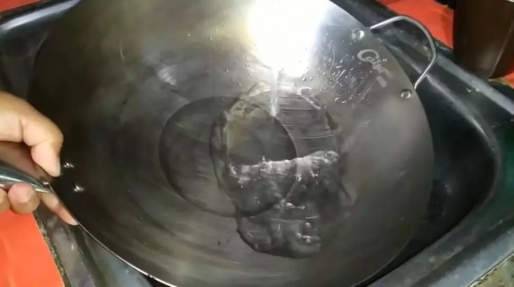 cara membersihkan wajan yang gosong pakai amplas © YouTube