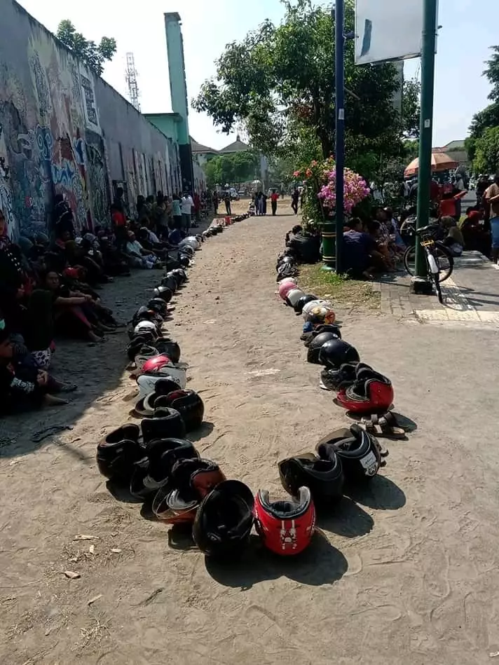 potret lucu orang antre © berbagai sumber potret lucu orang antre © berbagai sumber