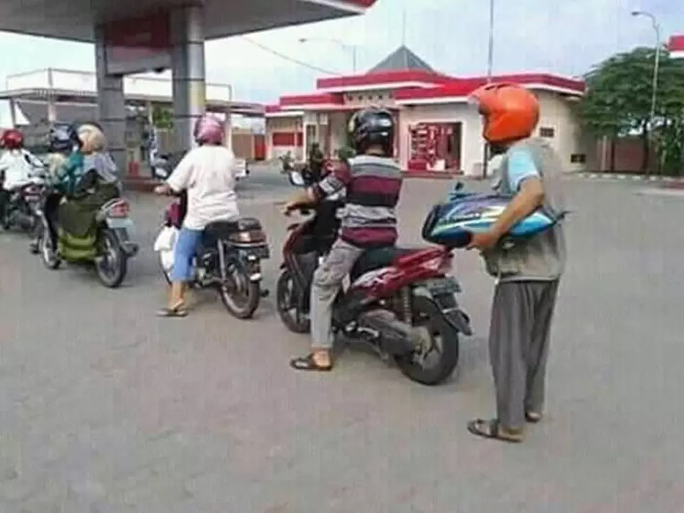 potret lucu orang antre © berbagai sumber potret lucu orang antre © berbagai sumber