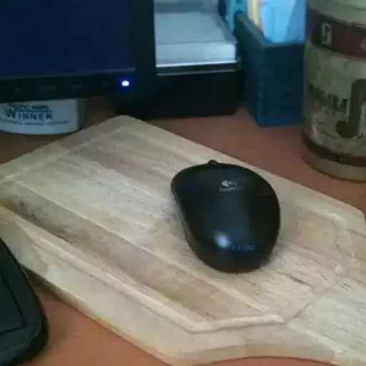 Niatnya mau produktif, 11 potret lucu isi meja komputer ini malah bikin gagal fokus