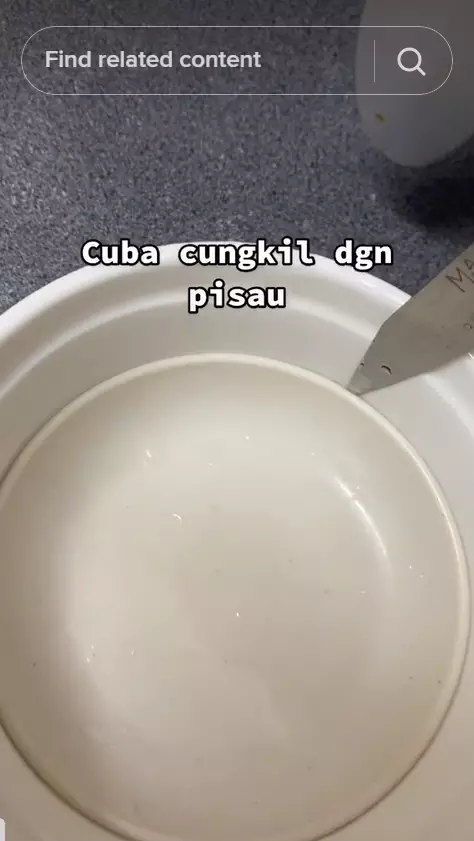 trik mengeluarkan piring kaca yang tersangkut di dalam mangkuk © TikTok