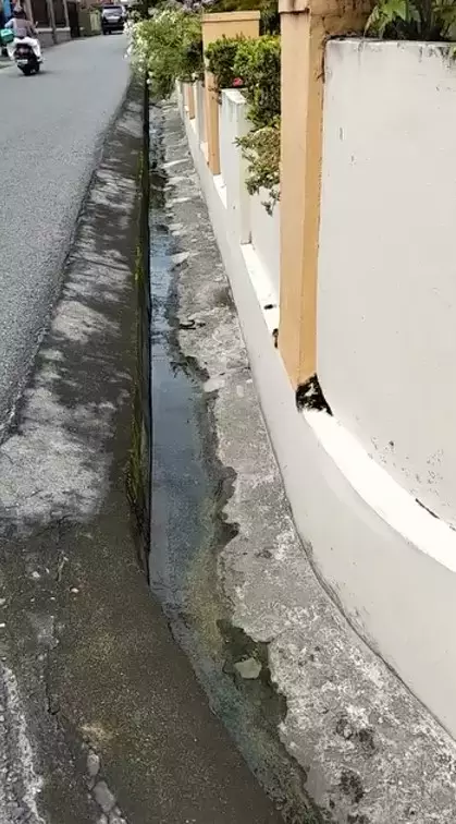 Sekarang bikin parit depan rumah bebas banjir © Instagram Sekarang bikin parit depan rumah bebas banjir © Instagram