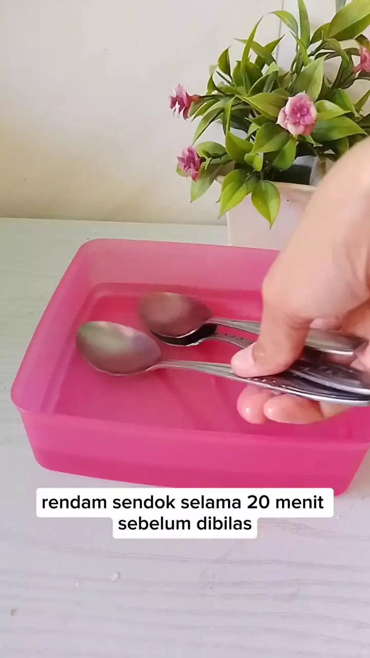 Trik mengubah sendok kusam jadi kinclong lagi sekarang tanpa direndam sabun cuci piring berbagai sumber Trik mengubah sendok kusam jadi kinclong lagi sekarang tanpa direndam sabun cuci piring berbagai sumber