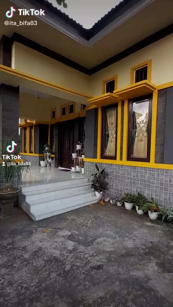 rumah kuning tengah kampung © TikTok