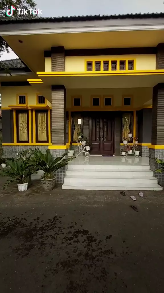 rumah kuning tengah kampung © TikTok