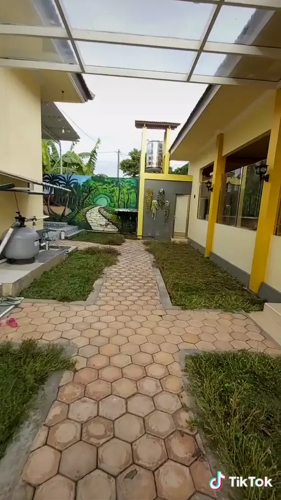 rumah kuning tengah kampung © TikTok