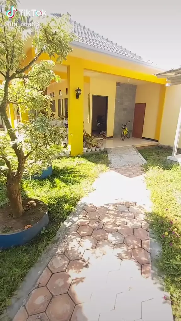 rumah kuning tengah kampung © TikTok
