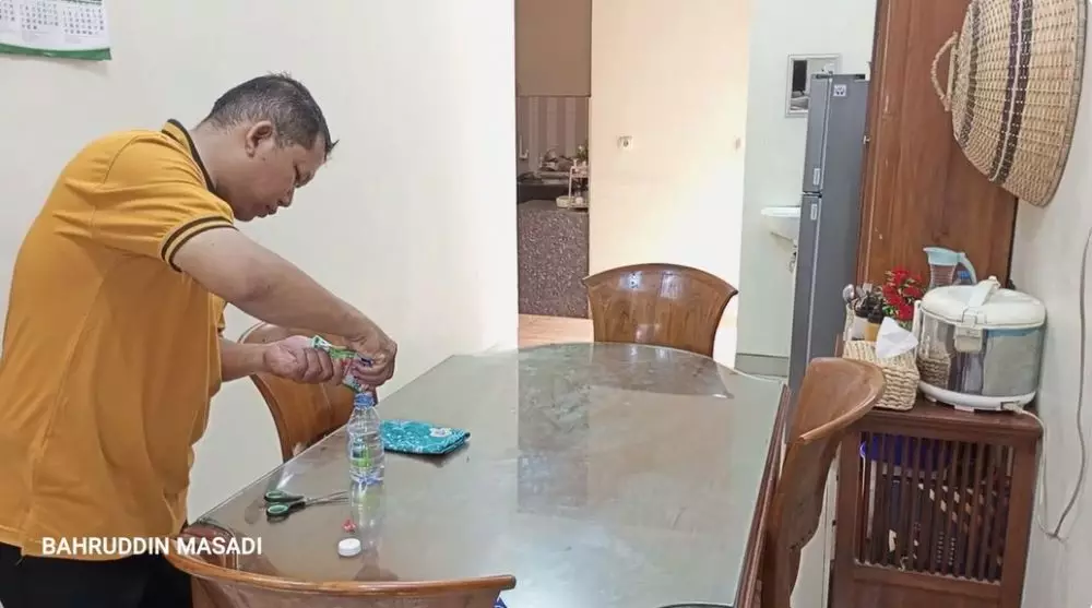 cara bersihkan meja makan agar kinclong © YouTube cara bersihkan meja makan agar kinclong © YouTube