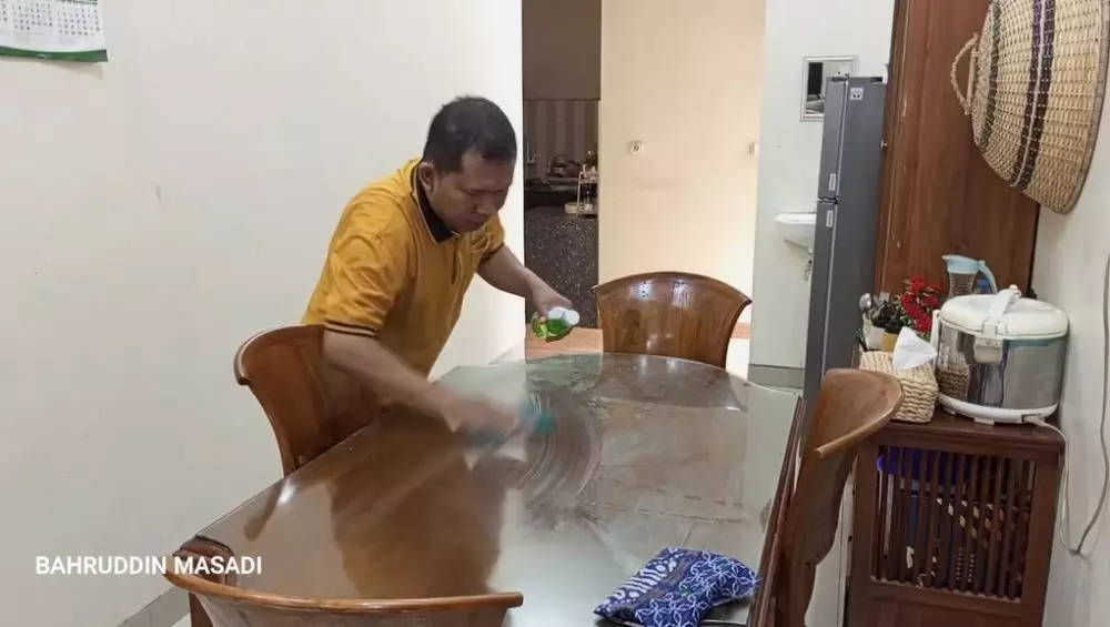 cara bersihkan meja makan agar kinclong © YouTube cara bersihkan meja makan agar kinclong © YouTube