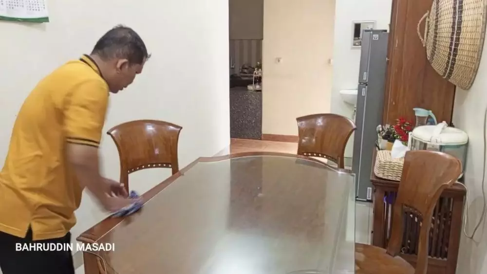 cara bersihkan meja makan agar kinclong © YouTube cara bersihkan meja makan agar kinclong © YouTube