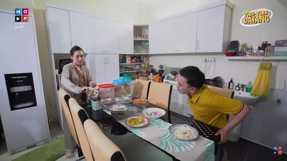 cara Ayu Ting Ting menata dapur mungil  © berbagai sumber cara Ayu Ting Ting menata dapur mungil  © berbagai sumber