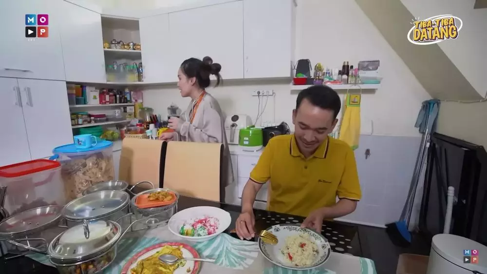 cara Ayu Ting Ting menata dapur mungil  © berbagai sumber cara Ayu Ting Ting menata dapur mungil  © berbagai sumber