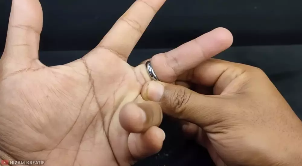 Melepas cincin kekecilan tanpa sabun © YouTube Melepas cincin kekecilan tanpa sabun © YouTube