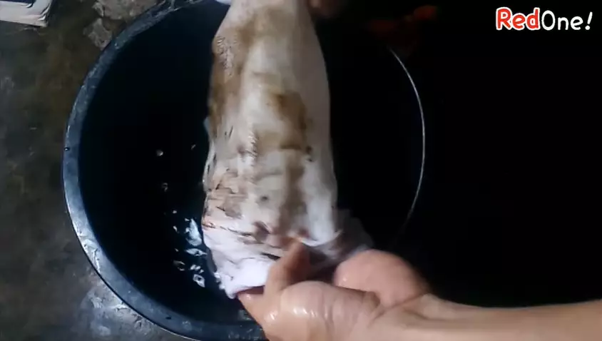 Cara bersihkan noda minyak dan saus di baju putih © Berbagai Sumber