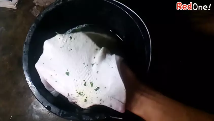 Cara bersihkan noda minyak dan saus di baju putih © Berbagai Sumber