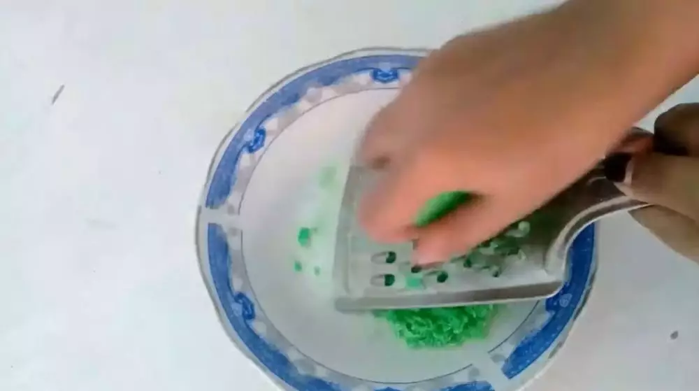 cara mengubah sabun mandi batangan jadi sabun cair © YouTube cara mengubah sabun mandi batangan jadi sabun cair © YouTube