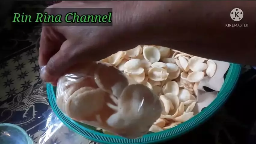 Cara jitu membungkus kerupuk di plastik © YouTube
