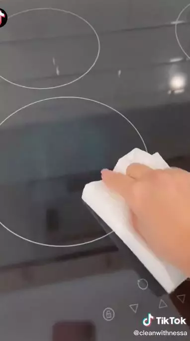 cara membersihkan  kotoran yang ada di bawah kompor listrik © 2022 brilio.net