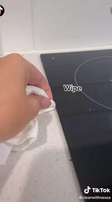 cara membersihkan  kotoran yang ada di bawah kompor listrik © 2022 brilio.net