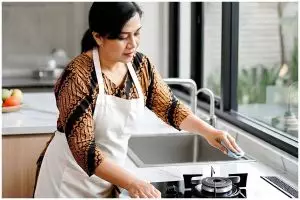 Tanpa dibongkar, ini trik bersihkan sela bawah kompor listrik pakai 1 alat sederhana